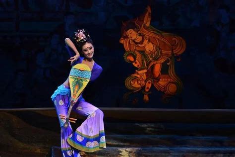  Queen of the Flowers: Une fresque historique qui danse au rythme de la tradition thaïlandaise